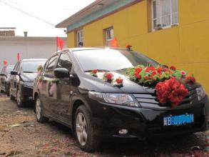 迎親時準岳母坐地起價，新郎苦求無果，帶領車隊折回娶了女同學