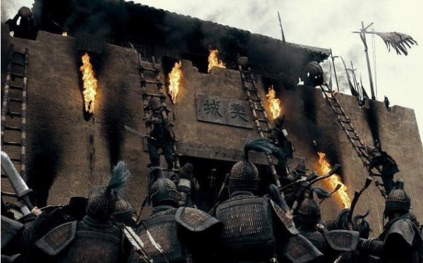 古代戰爭之中，守城的將領為什麼不把攻城的梯子推倒，以絕後患！