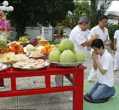 劉德華梁朝偉舒淇見他必跪拜“白龍王”曾拒見張國榮預言海嘯