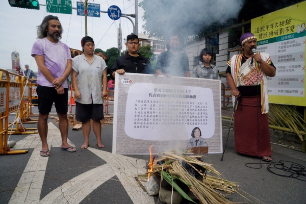 原住民25日在凱道燒狼煙，舉行「原住民連抗爭的土地也沒有？」記者會表達抗議。圖／張良一